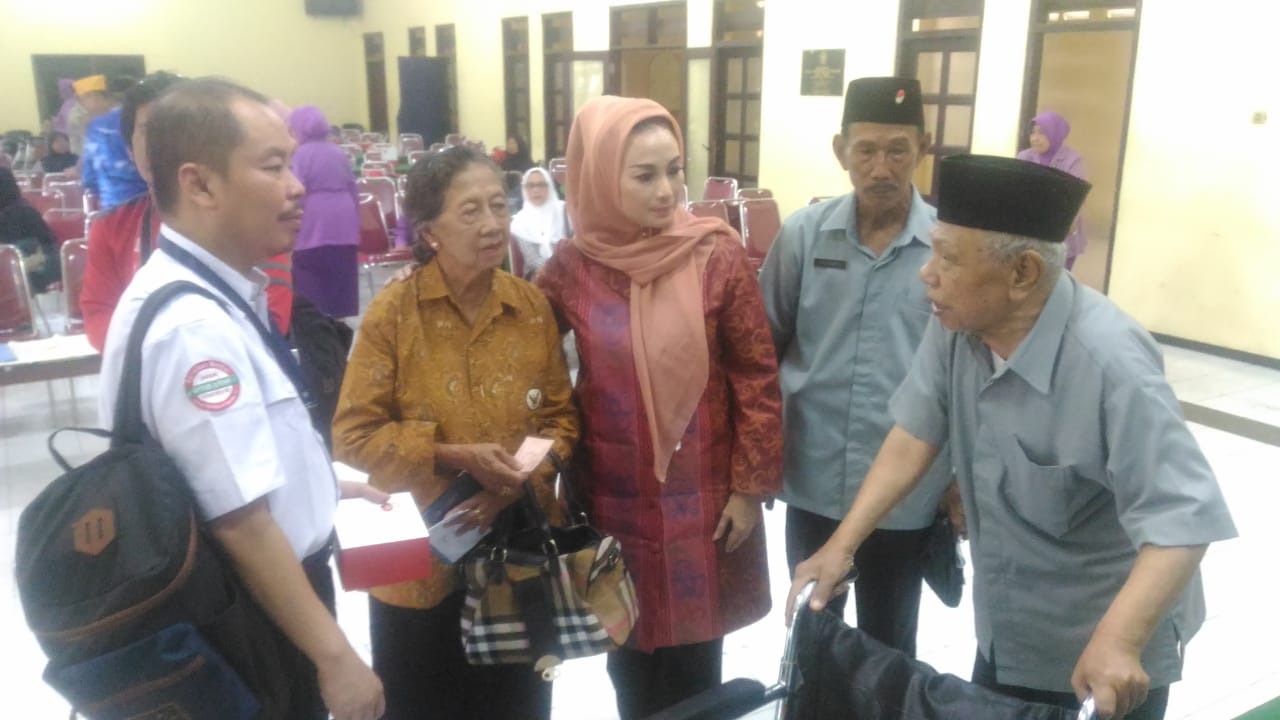 Kepala Cabang BPJS Kesehatan Surabaya, dr. Herman Dinata Mihardja (kiri) dan Anggota Komisi IX DPR RI, Dra. Lucy Kurniasari (3 kiri) saat berbincang kepada salah satu peserta lansia usai sosialisasi. (Foto : hari)