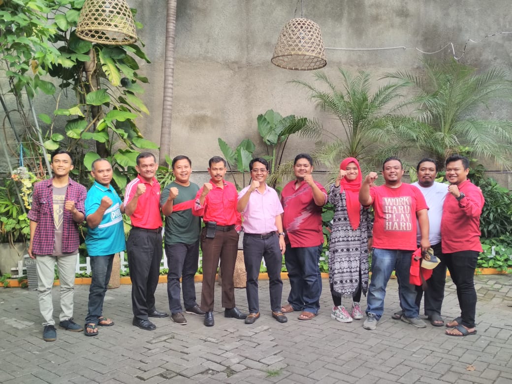 Andi Fajar Yulianto,  baju merah dan celana coklat saat foto bersama dengan anggota PA GMNI pasca terpilih jadi ketua. (Foto: Rohim)