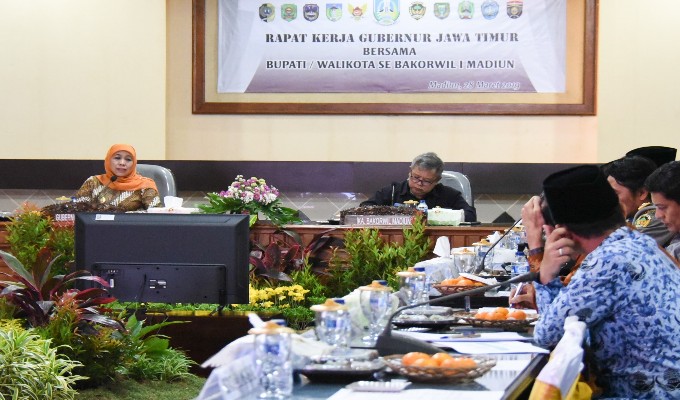 Gubernur Jatim Khofifah Indar Parawansa memimpin rapat kerja bersama dengan Kepala Daerah se-Bakorwil Madiun terkait di ruang rapat Bakorwil Madiun. (Foto : ist)