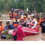 Gubernur Khofifah tinjau Banjir di Madiun-680×400