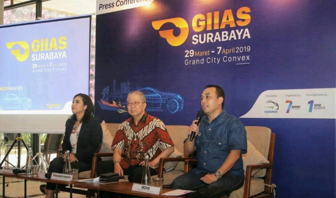 (Ki-ka) Sri Vista Limbong - Project Director Seven Event, Yohannes Nangoi - Ketua Umum Gaikindo, Romi - Presdir Seven Event saat jumpa media sebelum membuka GIIAS Surabaya 2019. (Foto : hari)