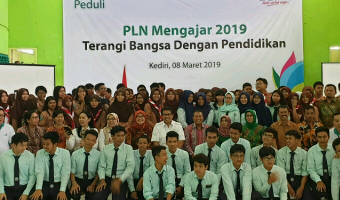 Direktur Regional Sulawesi, Syamsul Huda bersama siswa SMAN 2 Kediri lewat program PLN Mengajar 2019. (Foto : Ist)