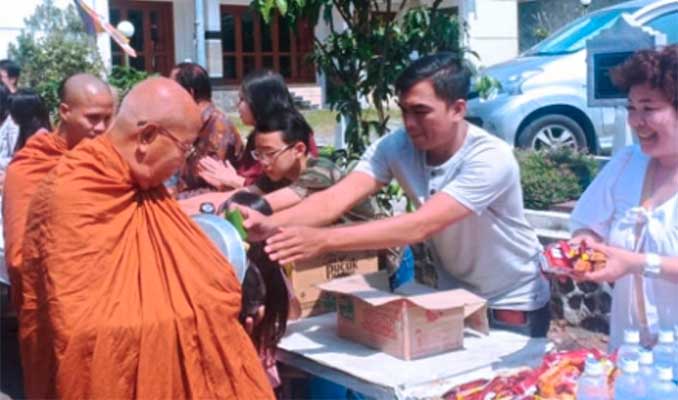 Umat Buddha sedang memperingati Waisak, terlihat Bante Khanthidaro bersama umat Buddha lainnya. (Foto: Doi Nuri)