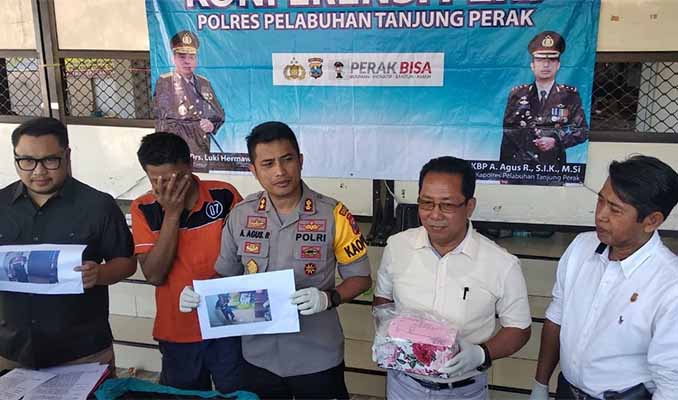 Kapolres Tanjung Perak menunjukkan barang bukti.