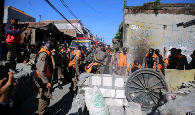 FOTO : Satpol PP Surabaya bongkar tembok pembatas jalan .(Topan)