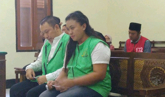 FOTO : Kedua terdakwa saat sidang di PN. Surabaya .( Jaka)