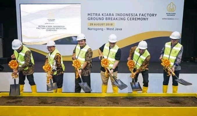 FOTO : Factory Ground Breaking Ceremony pabrik mortar dengan kapasitas 375 ribu ton/tahun di Narogong, Gunung Putri, Jawa Barat oleh Dirut Semen Indonesia, Hendi Prio Santoso (3 kiri) dan Direktur Mitra Kiara Indonesia, Mirza Whibowo Soenarto. (Ist)