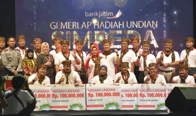 Foto bersama dengan para pemenang di Gemerlap Hadiah Undian SIMPEDA Bank Jatim 2019 di Kota Mojokerto.(rinto)