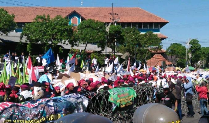 FOTO : Ribuan buruh demo dikanto DPRD Jatim.( Rofik)