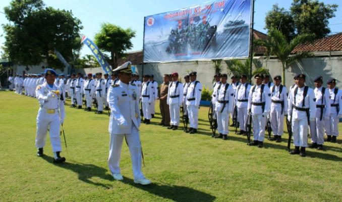 FOTO : Peringati HUT Ke-74 TNI, Lanal Banyuwangi Gelar Upacara.(Nanang)