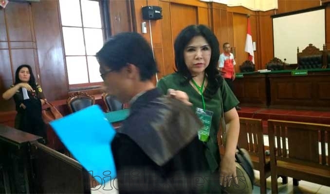 Terdakwa Oey Juliawati Wijaya usai sidang di PN Surabaya