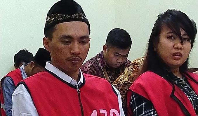 Kedua terdakwa saat di persidangan PN Surabaya
