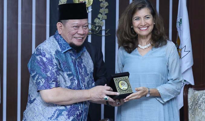Ketua DPD RI dan Kepala Staf OECD saat bertemu di Jakarta