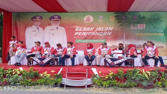 Foto : H.Suwandi Firdaus anggota komisi E DPRD Jatim hadir dalam acara gerak jalan Surabaya - Mojokerto .(Rofik)