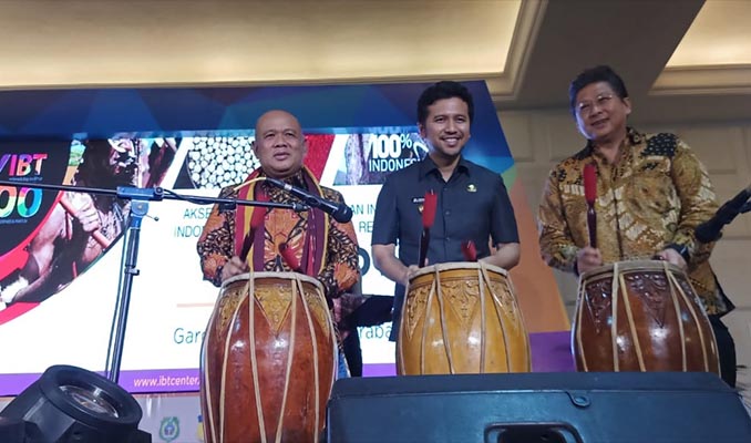 Wagub Jatim Emil Elestianto Darda (tengah) dan Dirjen Perdagangan Dalam Negeri Suhanto saat pembukaan IBT Expo ke-4 di Garden Palace Hotel, Surabaya, Kamis (14/11/2019). (Foto : Ist)