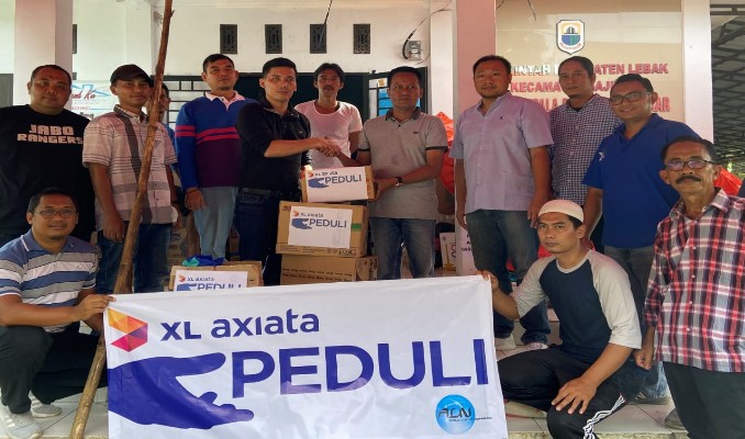 Foto:Region Group Head XL Axiata Regional Jabodetabek dan Kalimantan, Francky Rinaldo Pakpahan (bersalaman-kiri) menyerahkan bantuan barang-barang kebutuhan pokok kepada pengungsi bencana banjir bandang dan tanah longsor di pengungsian Sajira Mekar, Lebak, Banten. (Ist)
