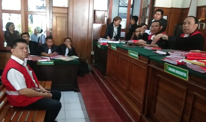 Foto : Terdakwa Rudi Nugraha saat sidang di Pengadilan Negeri Surabaya.(Jak)