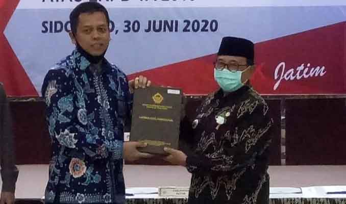 Bupati Blitar Drs.H.Rijanto,MM menerima LHP LKPD TA 2019 dari. BPK RI Perwakilan di Surabaya. (Foto : Ist)