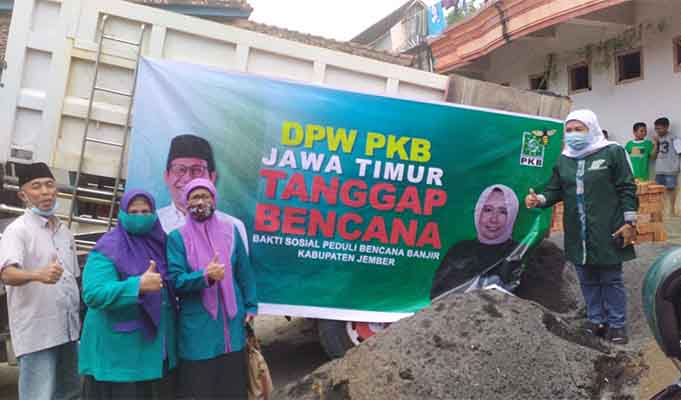 Peduli Kemanusiaan, PKB Jatim Beri Bantuan Banjir Jember 1 Umi Zahrok Anggota Fraksi PKB DPRD Jatim Asal Jember.