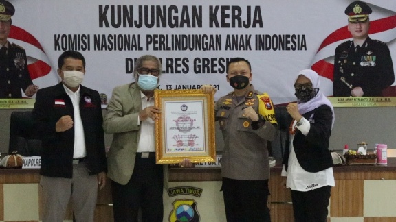 Polres Gresik Terima Penghargaan Dari KPNAI