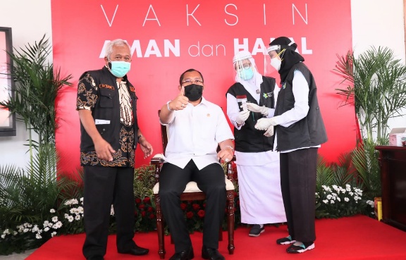 Usai Di Vaksin , Wakil Ketua DPRD Jatim Sahat Tua Simanjuntak  Mengaku Lega Dan Bersyukur