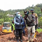 Gubernur Khofifah Tinjau Longsor Nganjuk dan Serahkan Bantuan