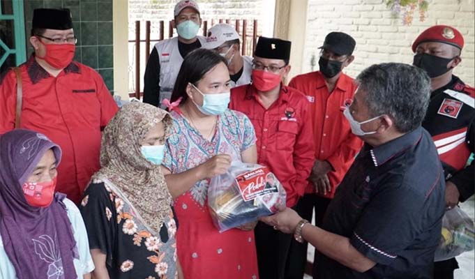 Kusnadi Ketua DPD PDI-P Jatim saat Beri Bantuan Korban Banjir Dan Longsor di Nganjuk.