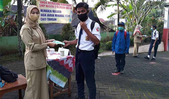 SMPN 2 Glagah Bagikan Masker Gratis di Hari Pertama Belajar Tatap Muka
