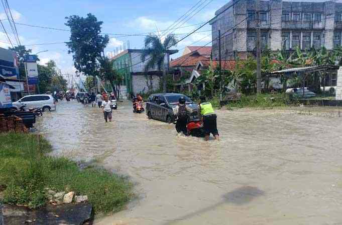 Anggota Polsek dan Koramil Benjeng Bantu Dorong Motor Yang Mogok