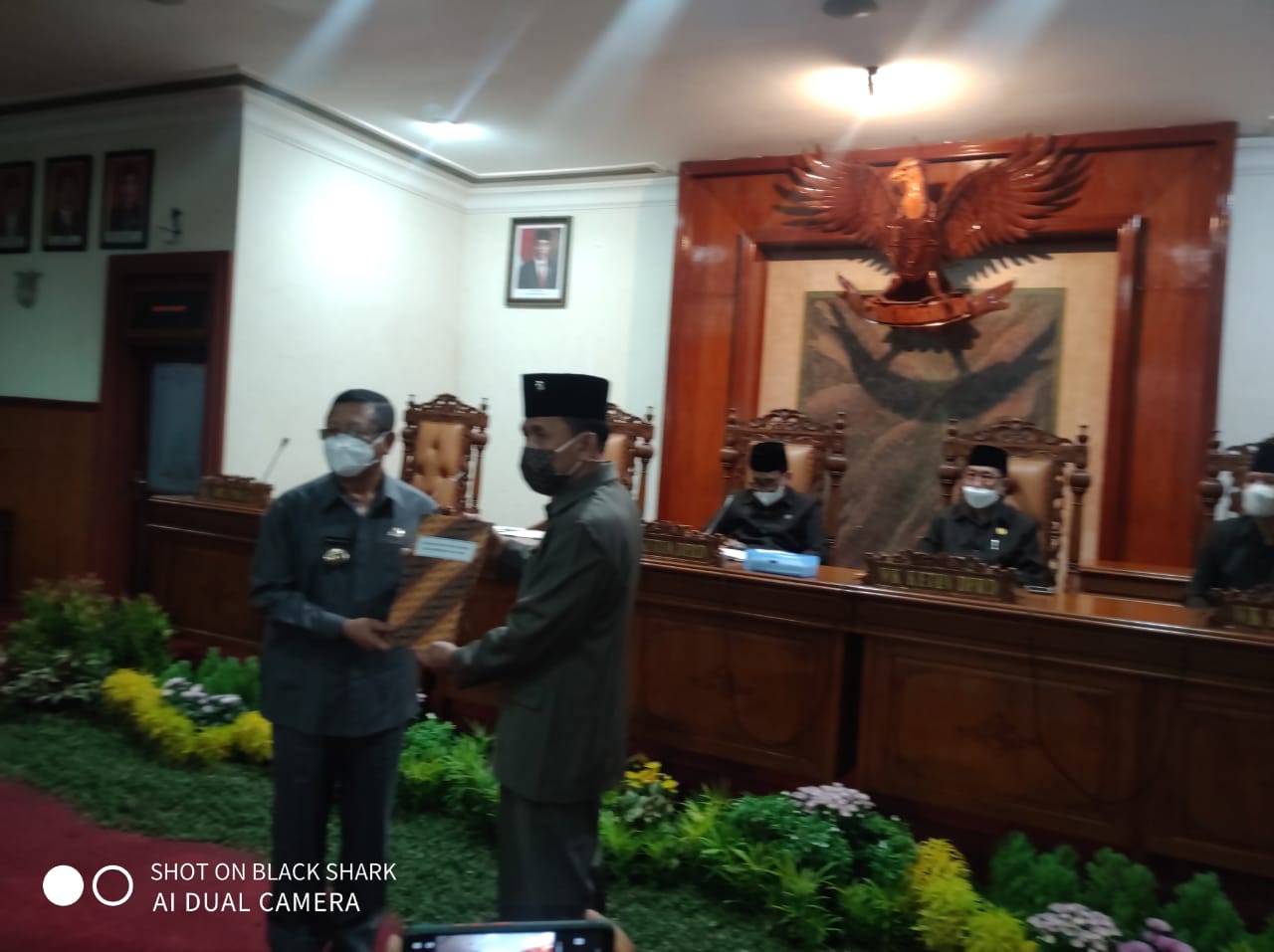 Marsono S.Sos,ketua DPRD Tulungagung,saat menyerahkan Rekomendasi LKPJ kepada Bupati Tulungagung,Drs.H.Maryoto Birowo MM,Rabu Sore (28/04/2021)