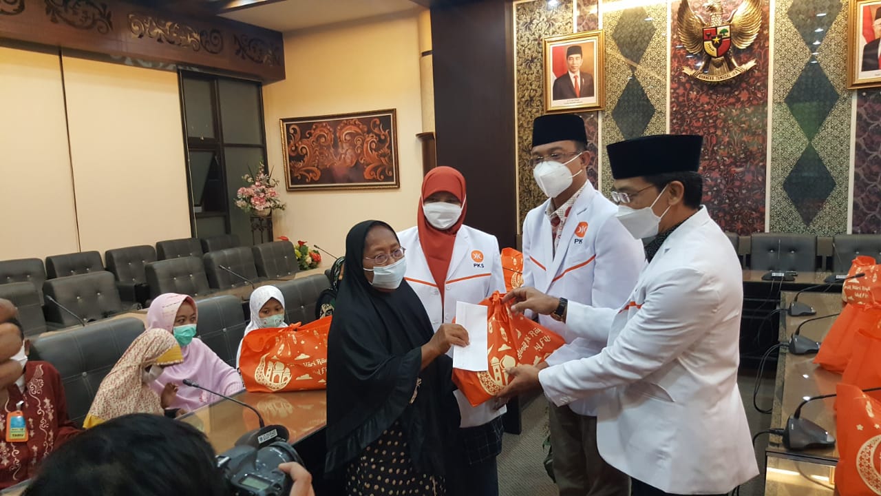 Gelar Tasyakuran Milad ke-19, PKS Jatim Berbagai Kebahagiaan Dengan Kaum Dhuafa