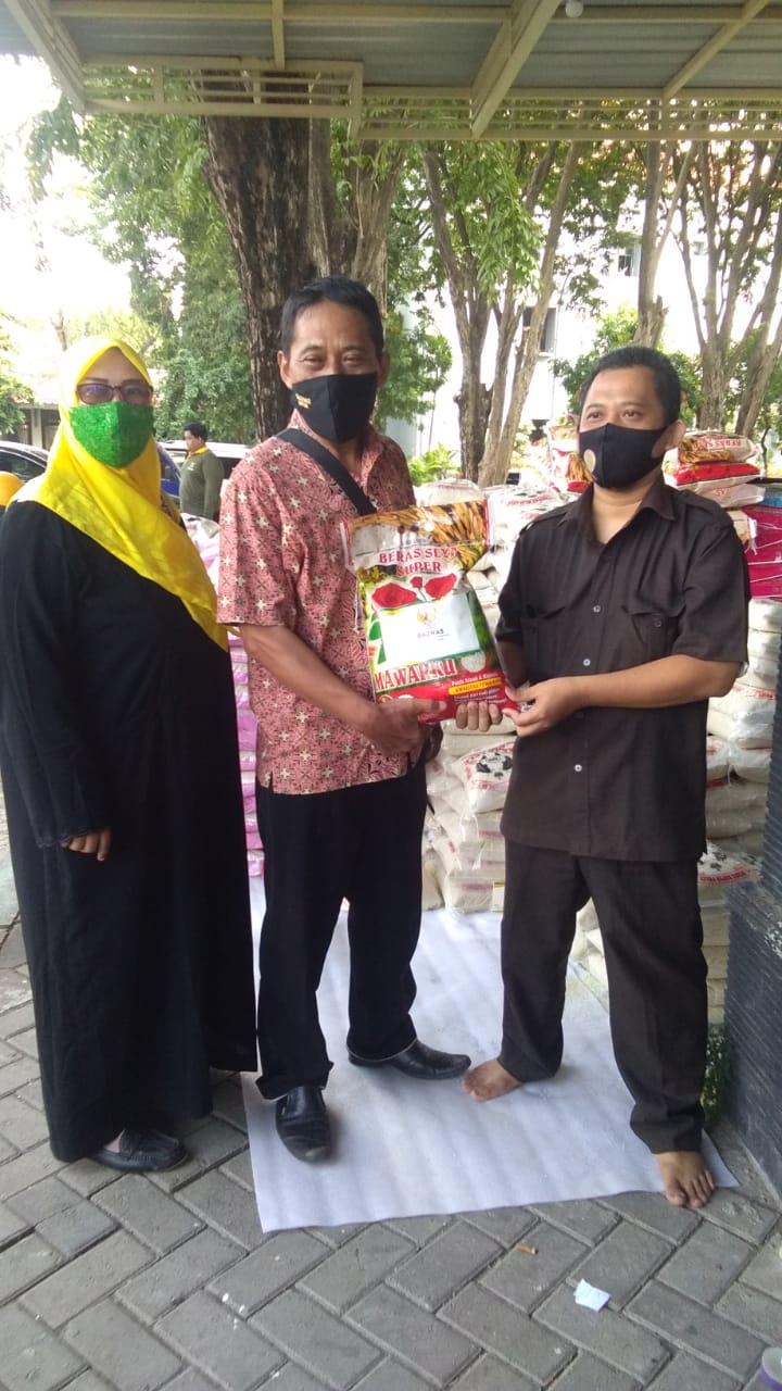 BAZNAS Gresik Serahkan 8 Ton Beras Kualitas Super 1 pengurus rumah belajar anjsl menerima dari BAZNAS