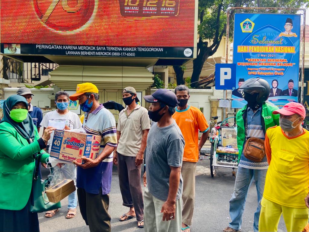 Hj Lilik Berbagi Dengan Pemulung, Becak, Juru Parkir di Kawasan Alun Alun
