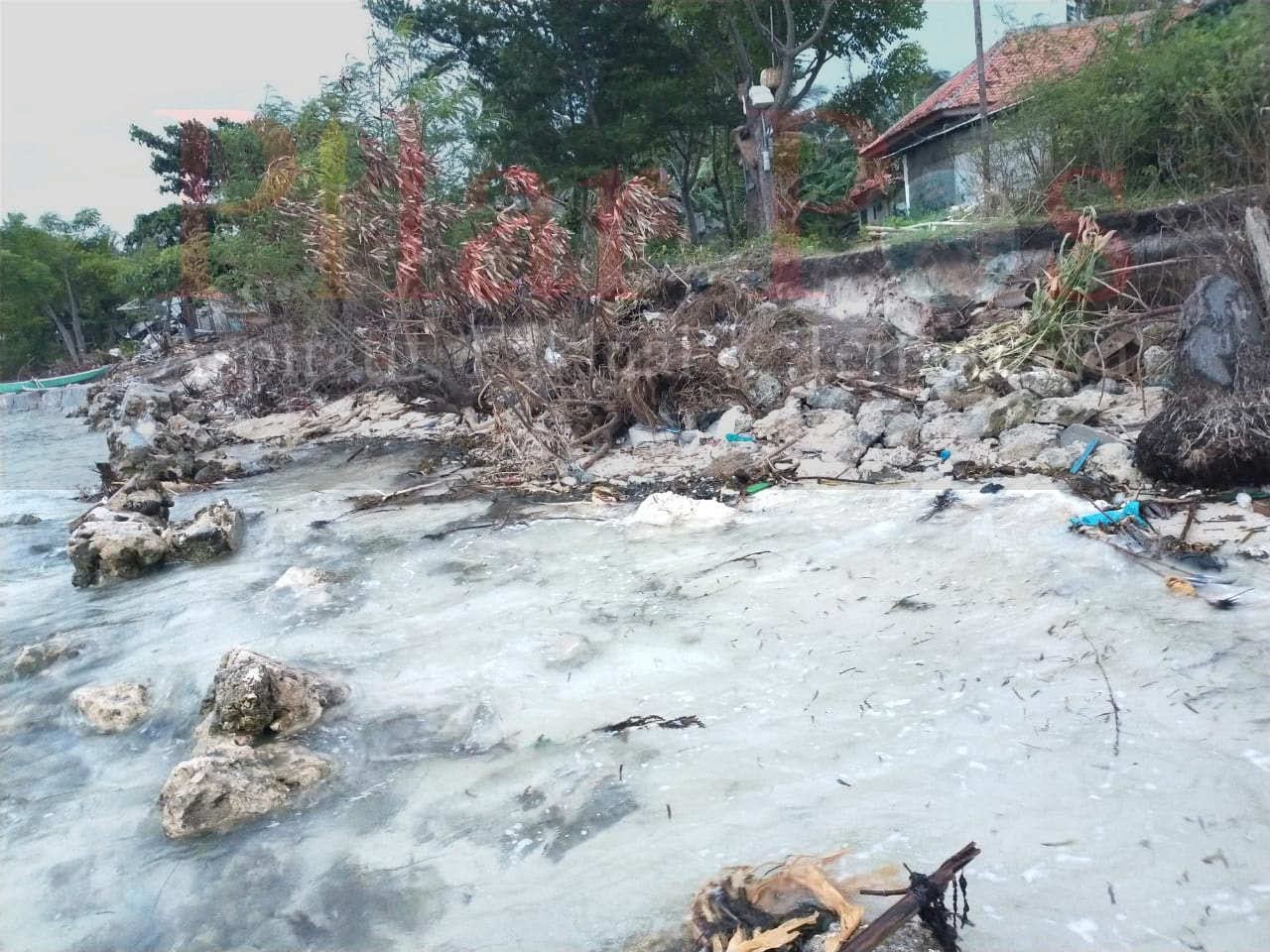 Abrasi Laut di Ujung Barat Pulau Mandangin Ancam Rumah Warga