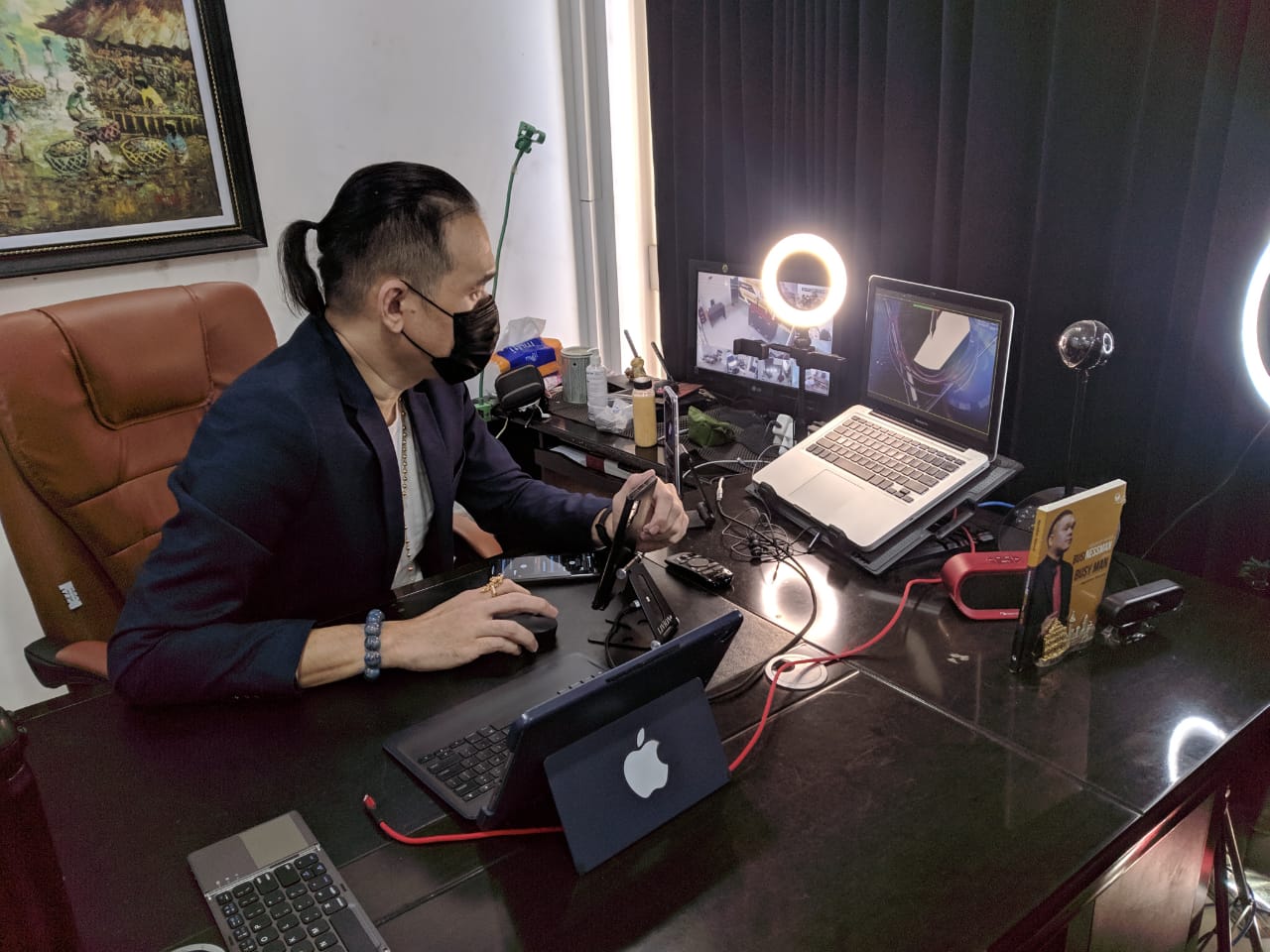 MaxWin Organization Wujudkan Beli Properti Bebas Bunga & DP 1 Founder MaxWin Organization dan CEO BeliBisnis.com, Max Winardi saat presentasi program sharing ekonomi lewat webinar bersama Wakil Bupati Jembrana Bali I Gede Ngurah Patriana Krisna, ST., MT, Senin (5/7/2021) diruang kerjanya. (Foto : Haria Kamandanu)