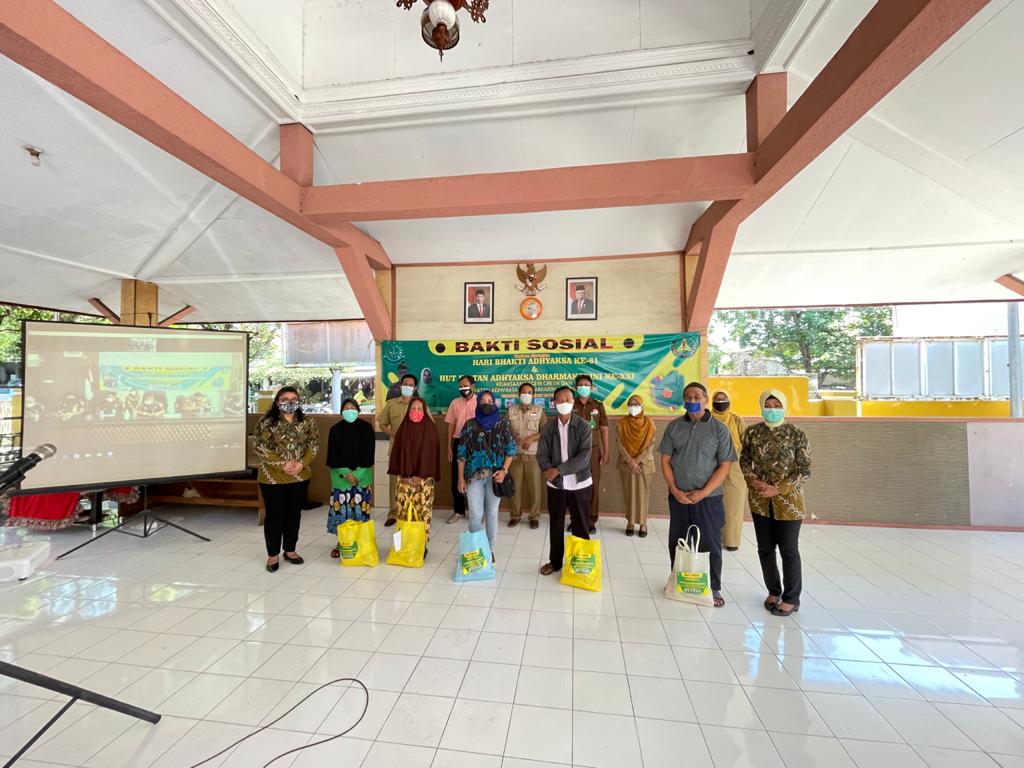 Peringati Hari Bhakti Adhyaksa Kejari Gresik Bagikan 500 Paket Sembako 1