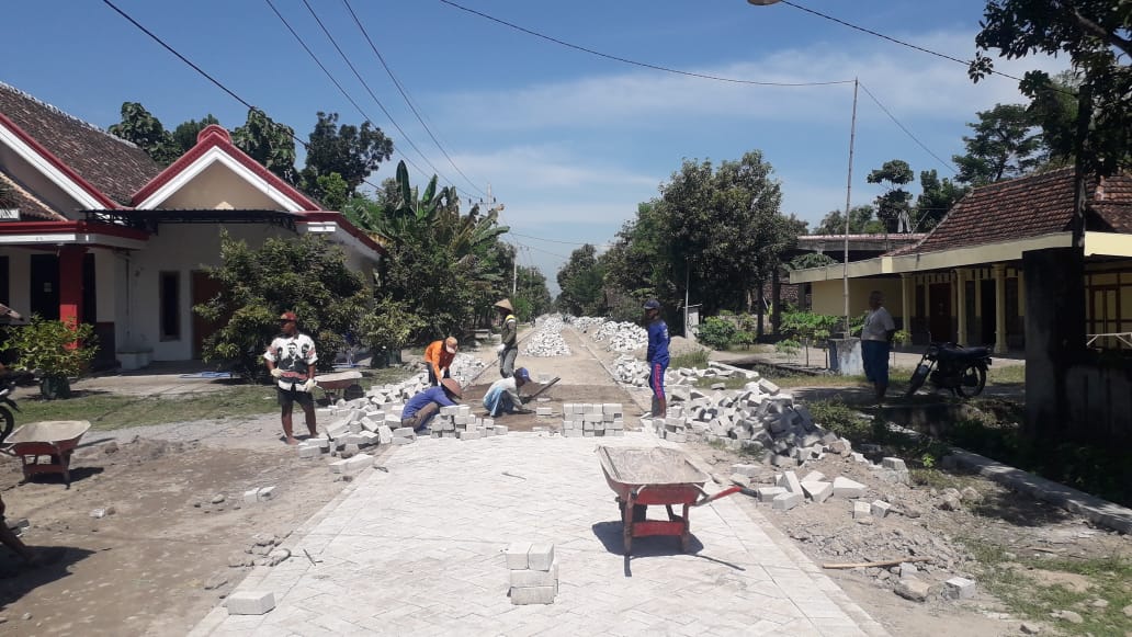 Pembangunan Jalan Paving Desa Gerih di Masa Pandemi