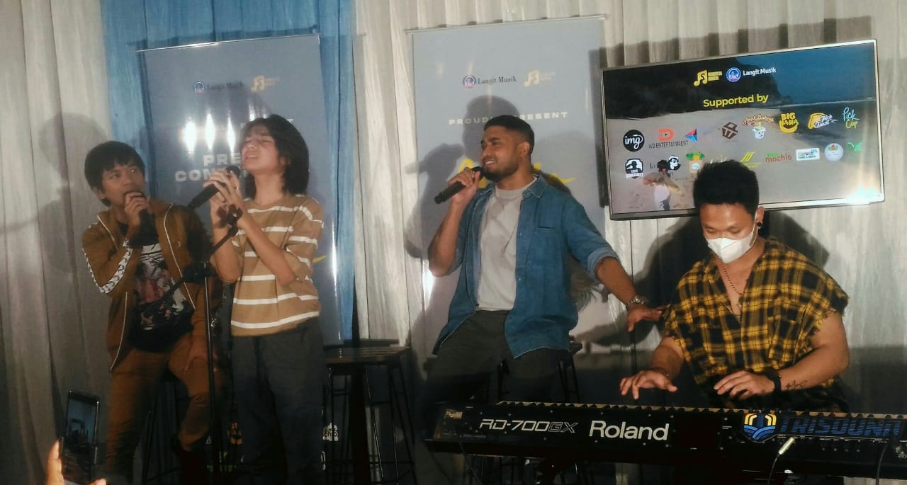 Penyanyi lagu 'To Die For', Weda (tengah) bersama Rian D'Masiv (kiri) dan Rayen Pono saat promo di Cafe Prajurit, Surabaya, Minggu (29/8/2021). (Foto : Haria Kamandanu)