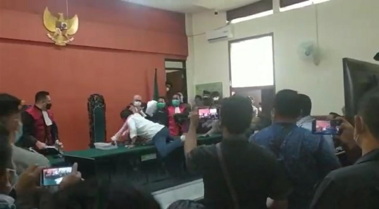 Aktifis M. Yunus Mengamuk dan Serang Majelis Hakim Usai Divonis 3 Tahun Penjara