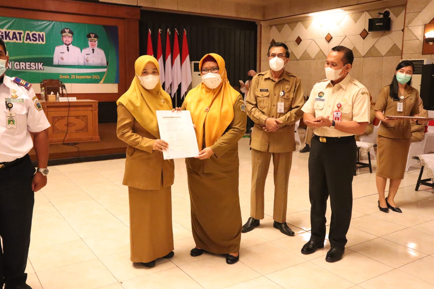 Foto : Wakil Bupati Gresik saat menyerahkan sertifikat naik pangkat secara simbolis.