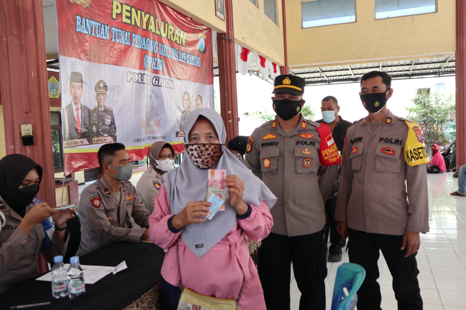 Ratusan Pedagang Kecil di Gresik Sumringah, Terima Rp 1,2 juta Usai Didatangi Bhabinkamtibmas