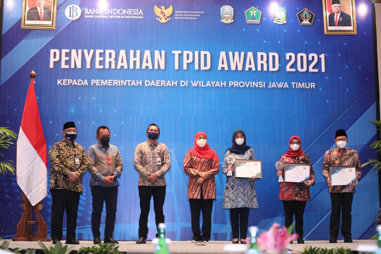 Penyerahan TPID Award 2021 oleh Kemenko Bidang Perekonomian 
kepada TPID berkinerja terbaik di wilayah kerja Jawa Timur, Selasa (14/9/2021) di Hotel Shangri-La Surabaya. (Ist)