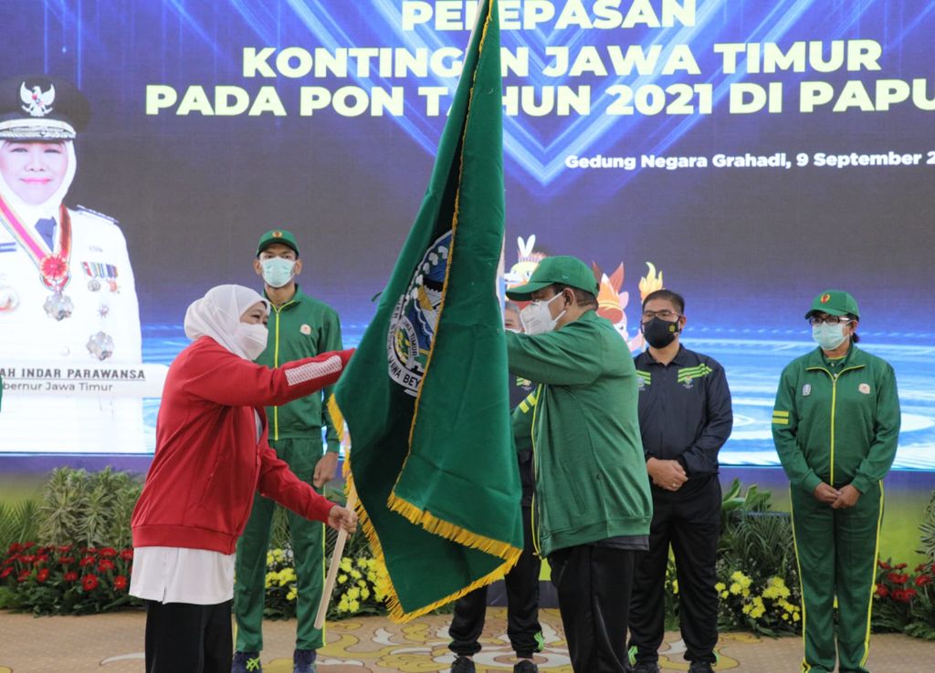 Teks foto : Gubernur Khofifah Indar Parawansa melepas kontingen Jawa Timur di ajang PON XX Papua. (Ist)