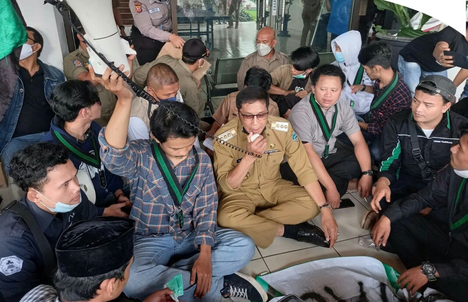 Viral di IG, Mahasiswa Demo Sambil Kuliah Online & Merokok Bareng Walikota 1