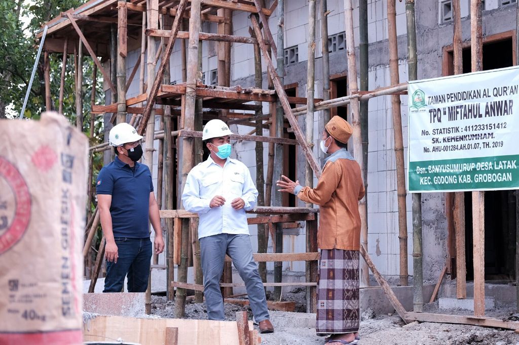 General Manager of CSR SIG, Edy Saraya (tengah) saat melihat progres pembangunan TPQ Miftahul Anwar, di Kab. Grobogan, Jawa Tengah. (Ist)