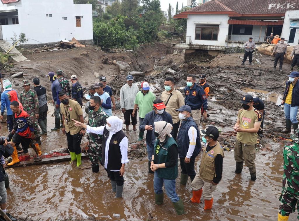 Gercep, Khofifah Tangani Banjir Bandang Kota Batu