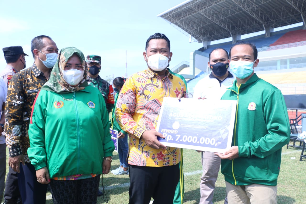 Bupati Gresik Beri Hadiah dan Beasiswa Bagi Atlit Prestasi PON