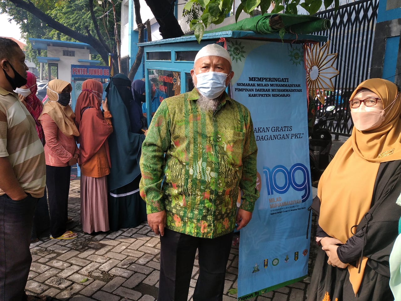 Milad ke 109 Muhammadiyah, PDM Sidoarjo Tebas 25 Rombong PKL dan Makan Gratis