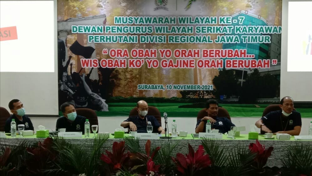 Kadivre Jatim Karuniawan Purwanto Sanjaya bersama Ketua Umum DPP Sekar Perhutani Isnen Soiban saat membuka Muswil ke-7 DPW Sekar Perhutani Jatim, Rabu (10/11/2021). (Ist) 