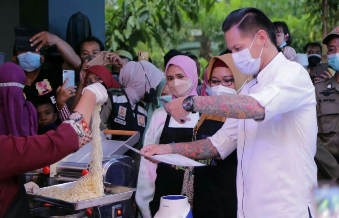 Para pelaku UMKM pengolah bandeng saat mengikuti cooking show bersama Chef Juna, masak bareng 1 ton bandeng hingga lomba kreativitas olahan bandeng. (Ist)
